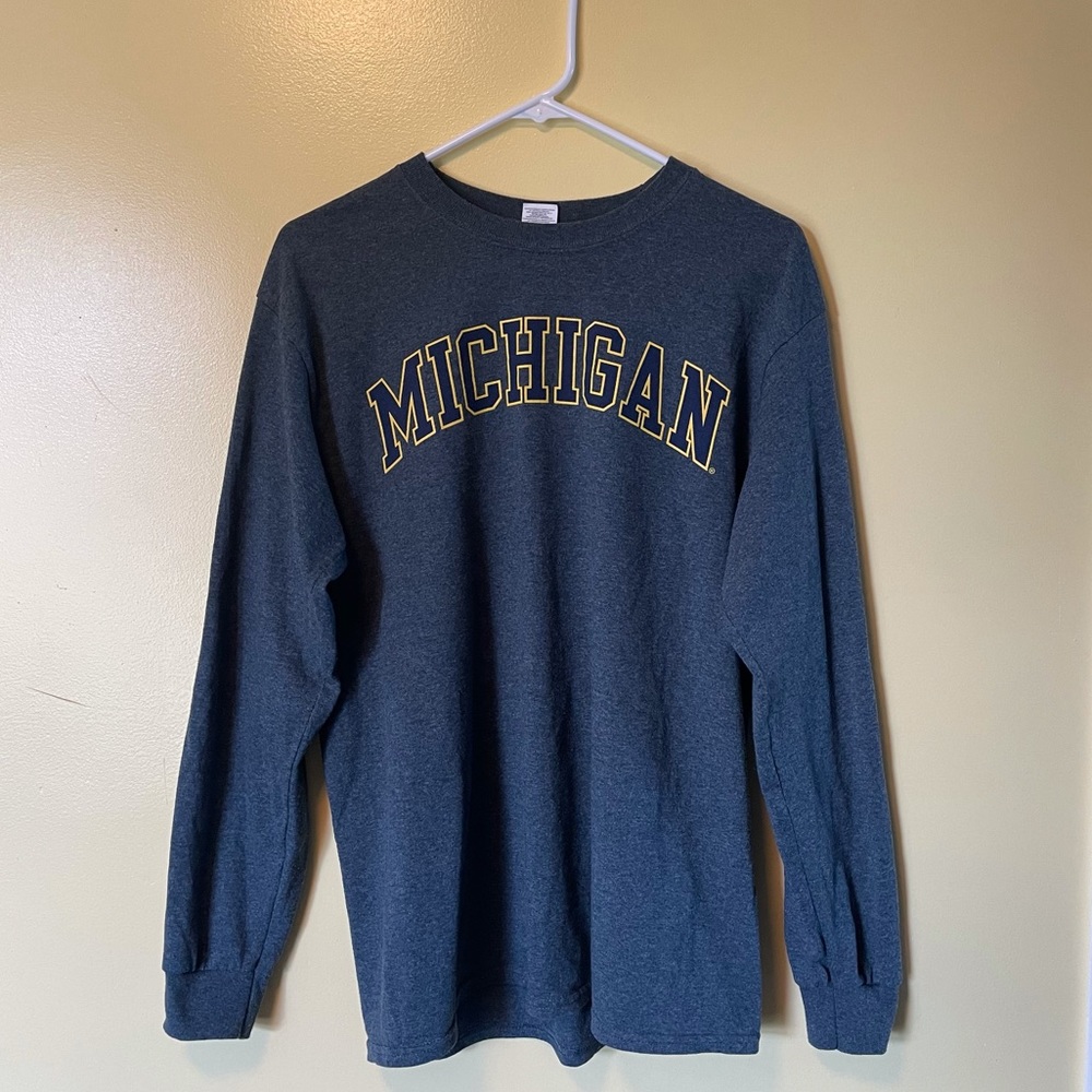 Gildan long sleeve university of Michigan shirt.